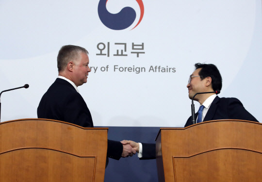 악수하는 한미 북핵 수석대표      (서울=연합뉴스) 서명곤 기자 = 이도훈 외교부 한반도 평화교섭본부장과  스티븐 비건 미 국무부 특별대표가 16일 오전 서울 종로구 외교부 청사에서 약식 회견을 한 뒤 악수하고 있다.  2019.12.16      seephoto@yna.co.kr  (끝)